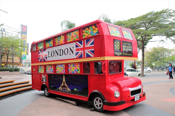 扭蛋機巴士(台南):【台南市景點】英國倫敦雙層扭蛋巴士~IG美拍及玩咖必訪,倫敦機票單人來回機票一張當然要拚一下