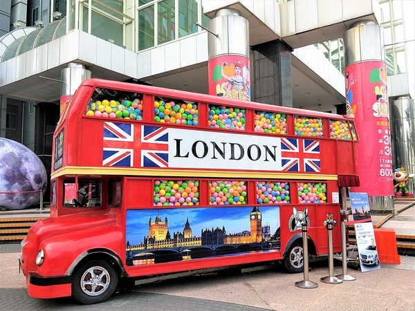 扭蛋機巴士(台南):【台南市景點】英國倫敦雙層扭蛋巴士~IG美拍及玩咖必訪,倫敦機票單人來回機票一張當然要拚一下