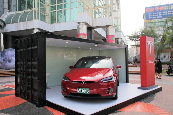 扭蛋機巴士(台南):【台南市景點】英國倫敦雙層扭蛋巴士~IG美拍及玩咖必訪,倫敦機票單人來回機票一張當然要拚一下