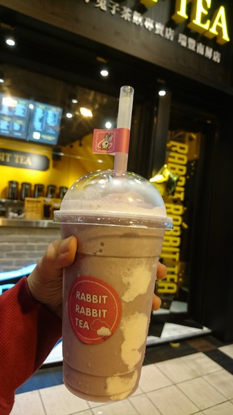 Rabbit Rabbit Tea 兔子兔子茶飲專賣店：高雄~Rabbit Rabbit Tea 兔子兔子茶飲專賣店(瑞豐南屏店)~超口愛毛怪及宇宙朵朵冰沙~還送限量兔嘴巴拍照~少女心大噴發~