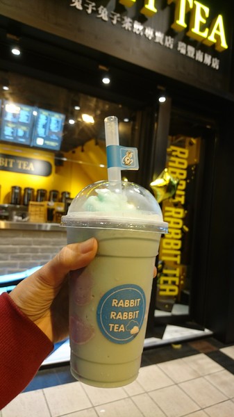 Rabbit Rabbit Tea 兔子兔子茶飲專賣店：高雄~Rabbit Rabbit Tea 兔子兔子茶飲專賣店(瑞豐南屏店)~超口愛毛怪及宇宙朵朵冰沙~還送限量兔嘴巴拍照~少女心大噴發~