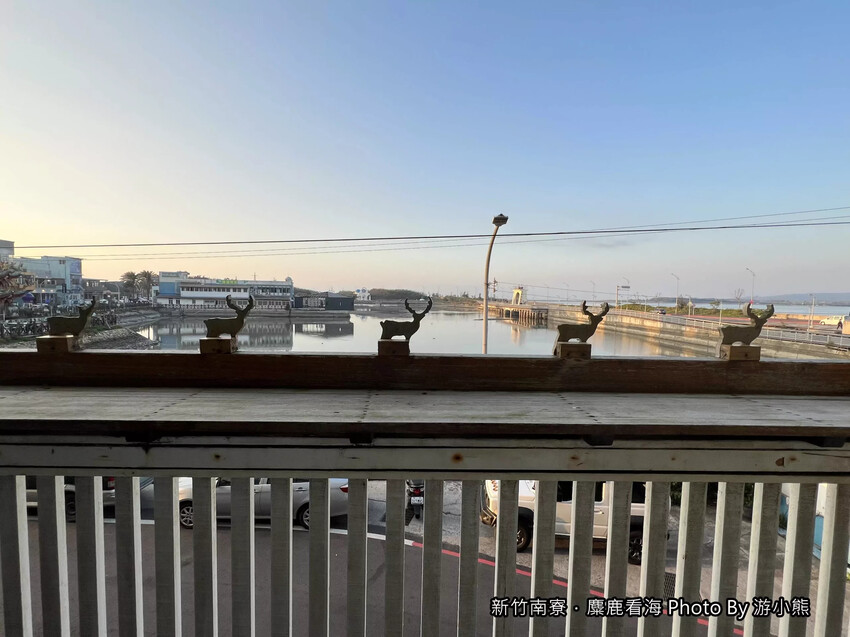 【新竹】「麋鹿看海．南寮舊港邊，假日限定營業的景觀咖啡館（老宅改建/鄉村溫馨風/手作甜點/水果千層/看海