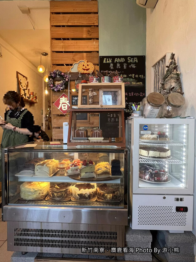 【新竹】「麋鹿看海．南寮舊港邊，假日限定營業的景觀咖啡館（老宅改建/鄉村溫馨風/手作甜點/水果千層/看海