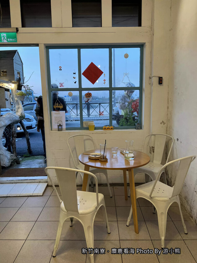 【新竹】「麋鹿看海．南寮舊港邊，假日限定營業的景觀咖啡館（老宅改建/鄉村溫馨風/手作甜點/水果千層/看海