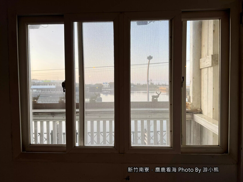 【新竹】「麋鹿看海．南寮舊港邊，假日限定營業的景觀咖啡館（老宅改建/鄉村溫馨風/手作甜點/水果千層/看海