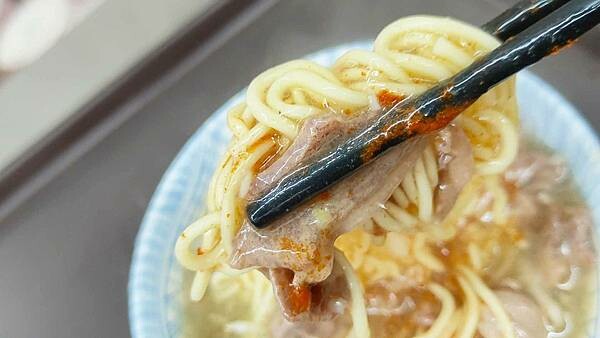 【三重美食】鐵夾蛋餅｜一塊手工蔥油餅只要２０元，超級佛心價