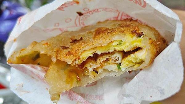 【三重美食】鐵夾蛋餅｜一塊手工蔥油餅只要２０元，超級佛心價