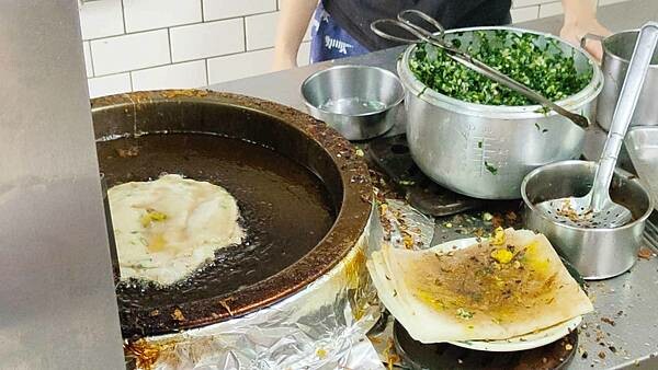 【三重美食】鐵夾蛋餅｜一塊手工蔥油餅只要２０元，超級佛心價