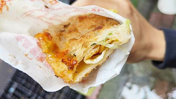 【三重美食】鐵夾蛋餅｜一塊手工蔥油餅只要２０元，超級佛心價
