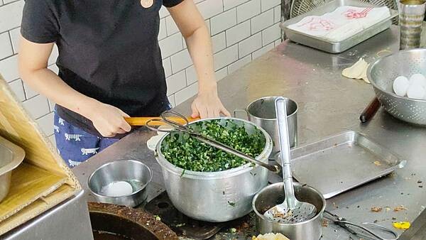 【三重美食】鐵夾蛋餅｜一塊手工蔥油餅只要２０元，超級佛心價