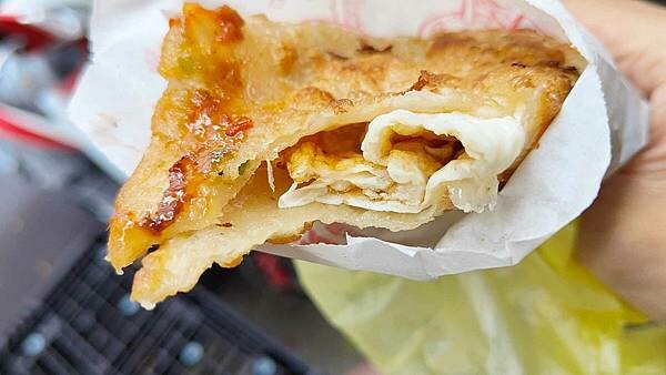 【三重美食】鐵夾蛋餅｜一塊手工蔥油餅只要２０元，超級佛心價