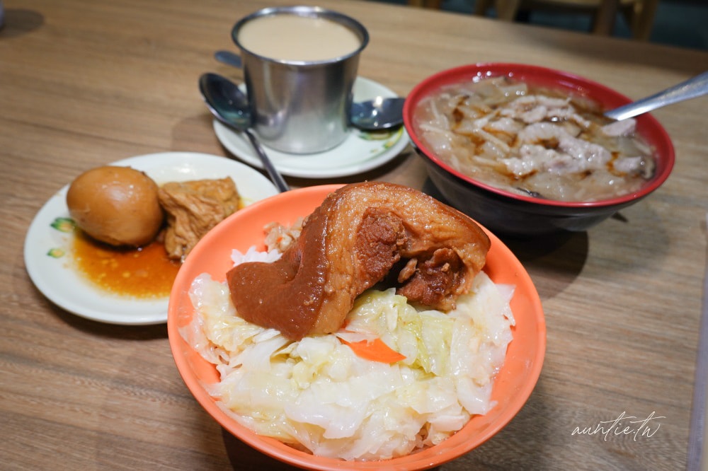 南投埔里最好吃爌肉飯！亞忠爌肉飯爌肉入口即化搭茶碗蒸，路邊攤賣到開店。