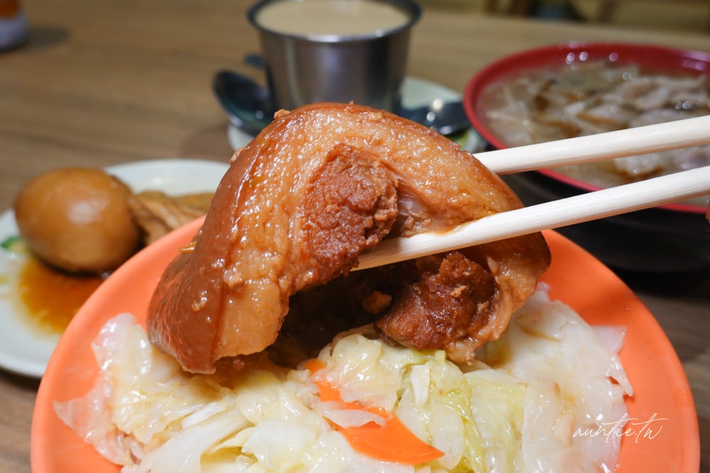 南投埔里最好吃爌肉飯！亞忠爌肉飯爌肉入口即化搭茶碗蒸，路邊攤賣到開店。