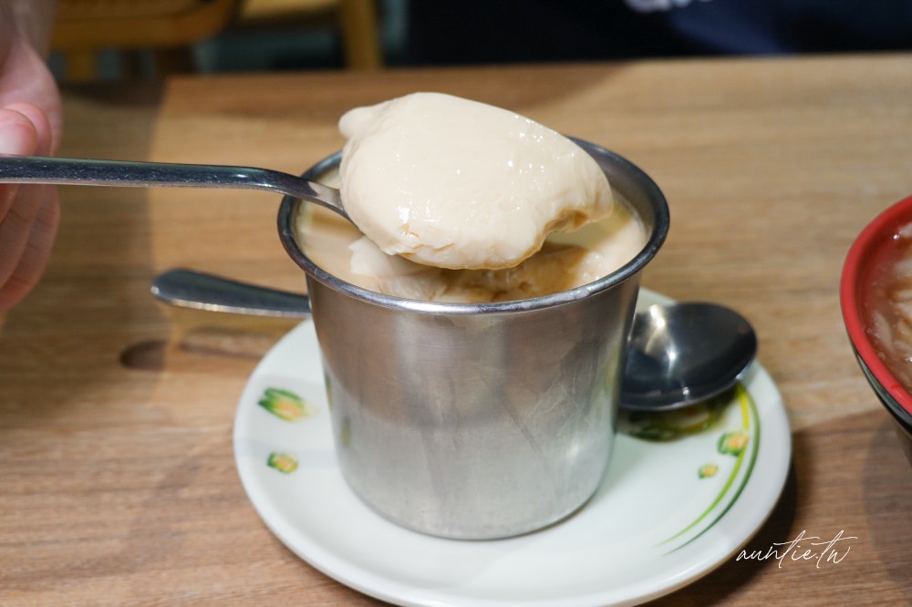 南投埔里最好吃爌肉飯！亞忠爌肉飯爌肉入口即化搭茶碗蒸，路邊攤賣到開店。