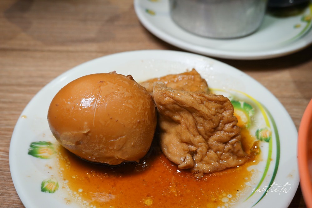 南投埔里最好吃爌肉飯！亞忠爌肉飯爌肉入口即化搭茶碗蒸，路邊攤賣到開店。