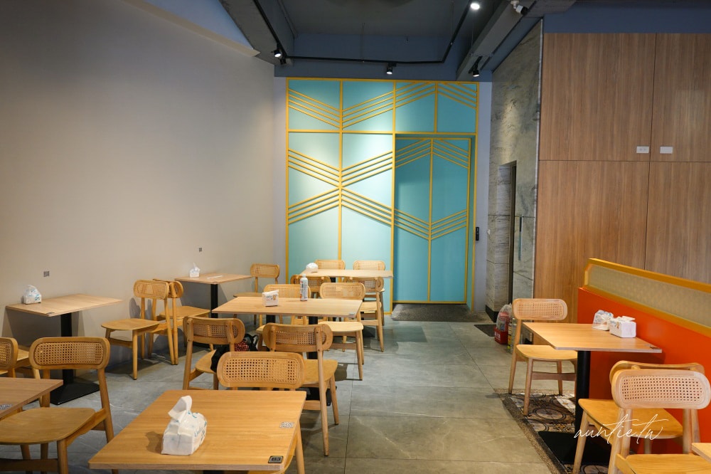 南投埔里最好吃爌肉飯！亞忠爌肉飯爌肉入口即化搭茶碗蒸，路邊攤賣到開店。