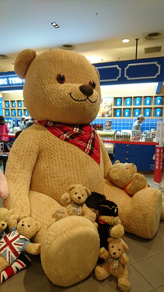 精典泰迪的奶茶舖：高雄彩虹市集~精典泰迪的奶茶舖~療癒系泰迪熊來高雄插旗~根本就是IG熱點~好拍到不要不要~