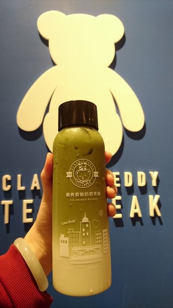 精典泰迪的奶茶舖：高雄彩虹市集~精典泰迪的奶茶舖~療癒系泰迪熊來高雄插旗~根本就是IG熱點~好拍到不要不要~