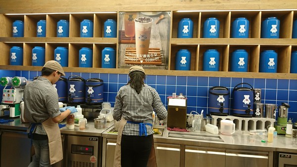 精典泰迪的奶茶舖：高雄彩虹市集~精典泰迪的奶茶舖~療癒系泰迪熊來高雄插旗~根本就是IG熱點~好拍到不要不要~