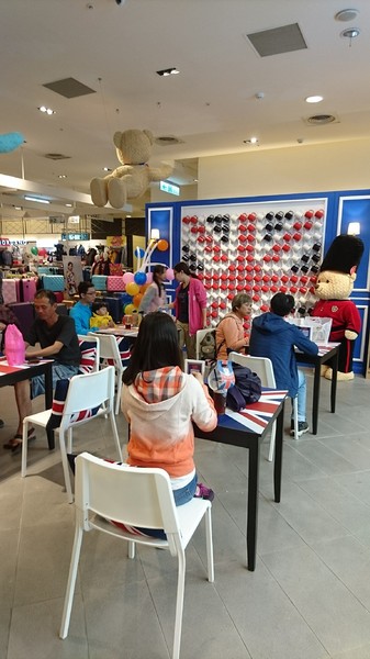 精典泰迪的奶茶舖：高雄彩虹市集~精典泰迪的奶茶舖~療癒系泰迪熊來高雄插旗~根本就是IG熱點~好拍到不要不要~