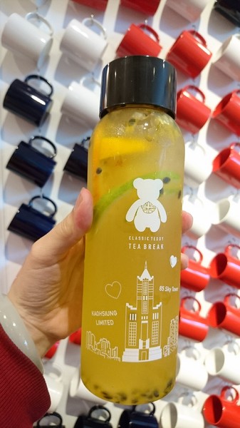 精典泰迪的奶茶舖：高雄彩虹市集~精典泰迪的奶茶舖~療癒系泰迪熊來高雄插旗~根本就是IG熱點~好拍到不要不要~