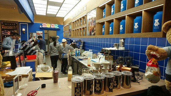 精典泰迪的奶茶舖：高雄彩虹市集~精典泰迪的奶茶舖~療癒系泰迪熊來高雄插旗~根本就是IG熱點~好拍到不要不要~