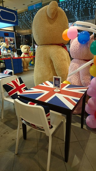 精典泰迪的奶茶舖：高雄彩虹市集~精典泰迪的奶茶舖~療癒系泰迪熊來高雄插旗~根本就是IG熱點~好拍到不要不要~