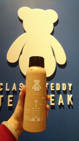 精典泰迪的奶茶舖：高雄彩虹市集~精典泰迪的奶茶舖~療癒系泰迪熊來高雄插旗~根本就是IG熱點~好拍到不要不要~