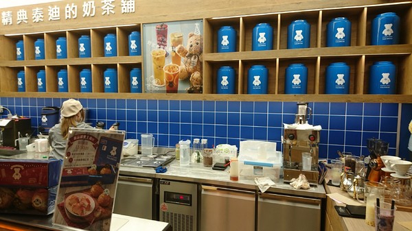 精典泰迪的奶茶舖：高雄彩虹市集~精典泰迪的奶茶舖~療癒系泰迪熊來高雄插旗~根本就是IG熱點~好拍到不要不要~