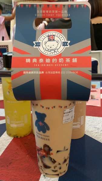 精典泰迪的奶茶舖：高雄彩虹市集~精典泰迪的奶茶舖~療癒系泰迪熊來高雄插旗~根本就是IG熱點~好拍到不要不要~