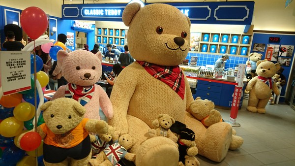 精典泰迪的奶茶舖：高雄彩虹市集~精典泰迪的奶茶舖~療癒系泰迪熊來高雄插旗~根本就是IG熱點~好拍到不要不要~