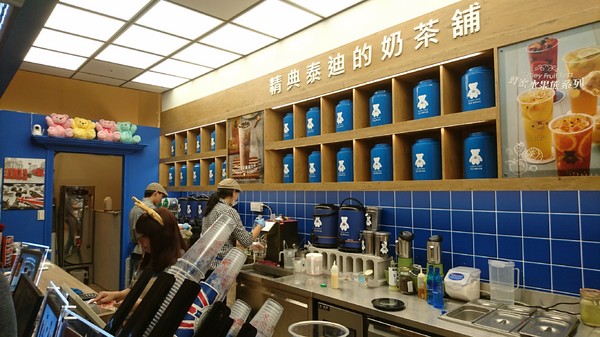 精典泰迪的奶茶舖：高雄彩虹市集~精典泰迪的奶茶舖~療癒系泰迪熊來高雄插旗~根本就是IG熱點~好拍到不要不要~