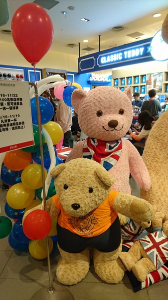 精典泰迪的奶茶舖：高雄彩虹市集~精典泰迪的奶茶舖~療癒系泰迪熊來高雄插旗~根本就是IG熱點~好拍到不要不要~