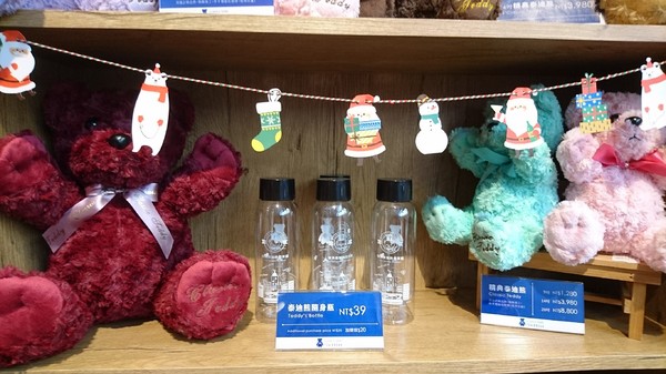 精典泰迪的奶茶舖：高雄彩虹市集~精典泰迪的奶茶舖~療癒系泰迪熊來高雄插旗~根本就是IG熱點~好拍到不要不要~