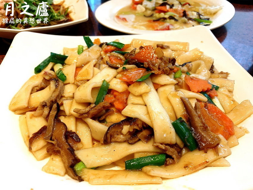 【花蓮美食】沒預約吃不到的炭烤梅子桶仔雞－月之廬食堂！誤打誤撞吃到花蓮熱門餐廳！ @猴屁的異想世界