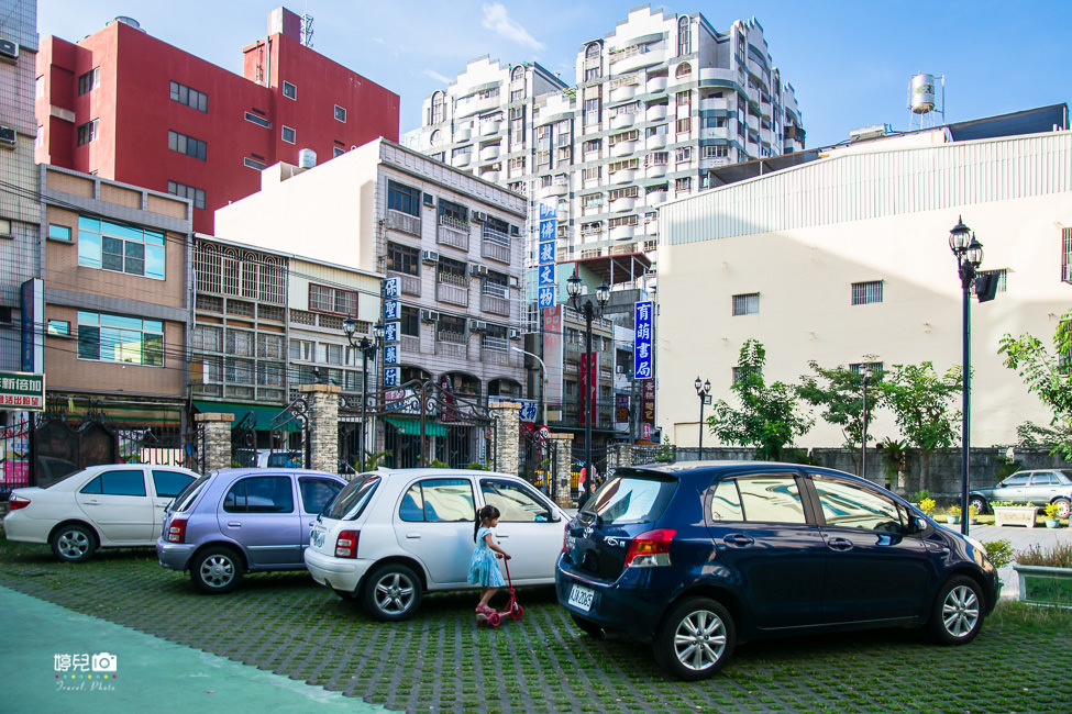 ｜高雄景點｜鳳山基督長老教會，隱藏在街道巷弄裡的城堡 - 阿婷的旅行札記。