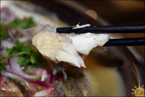 泰華泰式料理:台中西屯平價泰國菜。泰華泰式料理。商業午餐超佛心只要百元價。氣派裝潢免服務費還有85折!