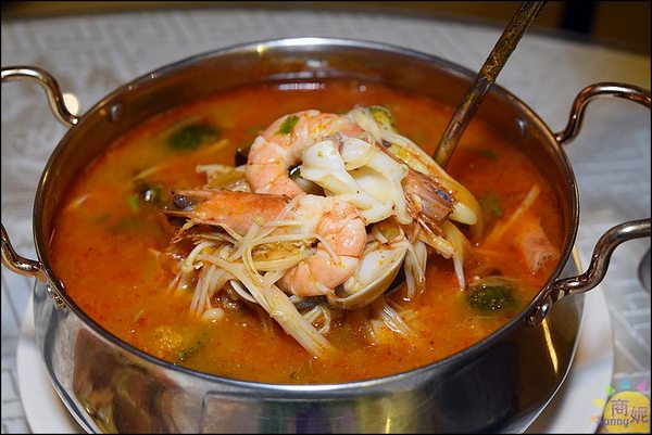 泰華泰式料理:台中西屯平價泰國菜。泰華泰式料理。商業午餐超佛心只要百元價。氣派裝潢免服務費還有85折!