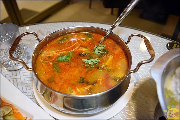 泰華泰式料理:台中西屯平價泰國菜。泰華泰式料理。商業午餐超佛心只要百元價。氣派裝潢免服務費還有85折!