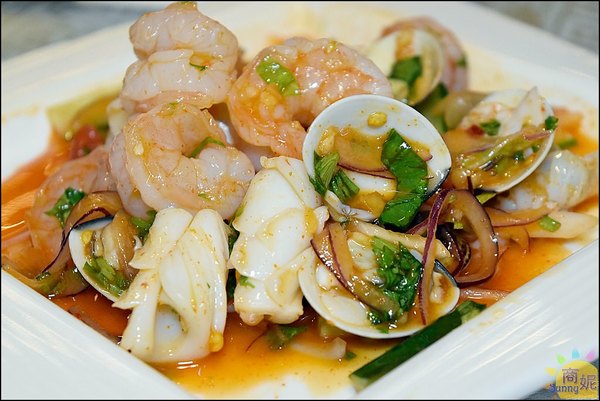 泰華泰式料理:台中西屯平價泰國菜。泰華泰式料理。商業午餐超佛心只要百元價。氣派裝潢免服務費還有85折!