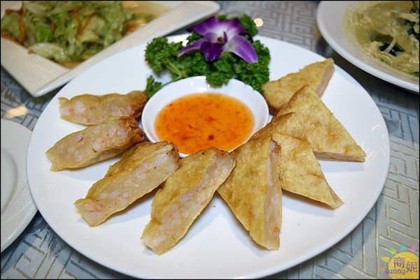 泰華泰式料理:台中西屯平價泰國菜。泰華泰式料理。商業午餐超佛心只要百元價。氣派裝潢免服務費還有85折!