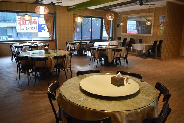 泰華泰式料理:台中西屯平價泰國菜。泰華泰式料理。商業午餐超佛心只要百元價。氣派裝潢免服務費還有85折!