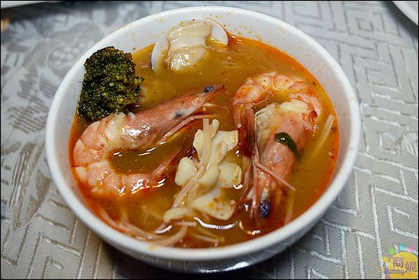 泰華泰式料理:台中西屯平價泰國菜。泰華泰式料理。商業午餐超佛心只要百元價。氣派裝潢免服務費還有85折!