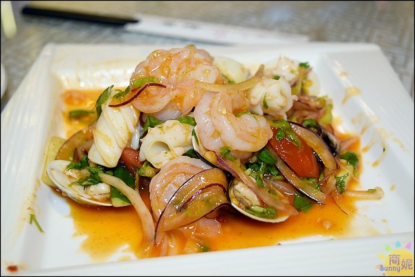 泰華泰式料理:台中西屯平價泰國菜。泰華泰式料理。商業午餐超佛心只要百元價。氣派裝潢免服務費還有85折!