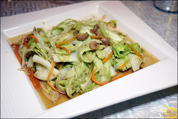 泰華泰式料理:台中西屯平價泰國菜。泰華泰式料理。商業午餐超佛心只要百元價。氣派裝潢免服務費還有85折!