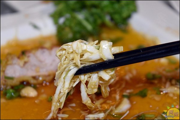 泰華泰式料理:台中西屯平價泰國菜。泰華泰式料理。商業午餐超佛心只要百元價。氣派裝潢免服務費還有85折!