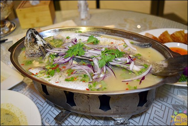 泰華泰式料理:台中西屯平價泰國菜。泰華泰式料理。商業午餐超佛心只要百元價。氣派裝潢免服務費還有85折!