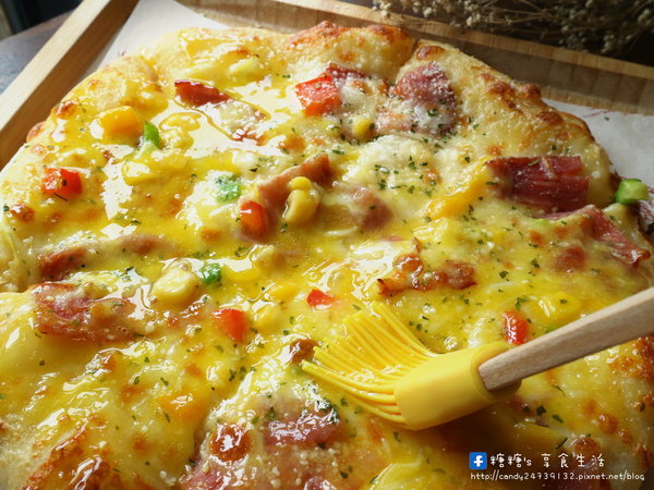 猴子披薩 Monkey Pizza (向上店):〖台中│美食〗猴子披薩 Monkey Pizza-向上店 ❤ 大里人氣美食"猴子披薩"在向上路也吃的到囉!!裝潢簡單粗曠,走工業風格,餐點創新,驚呼你的味蕾~