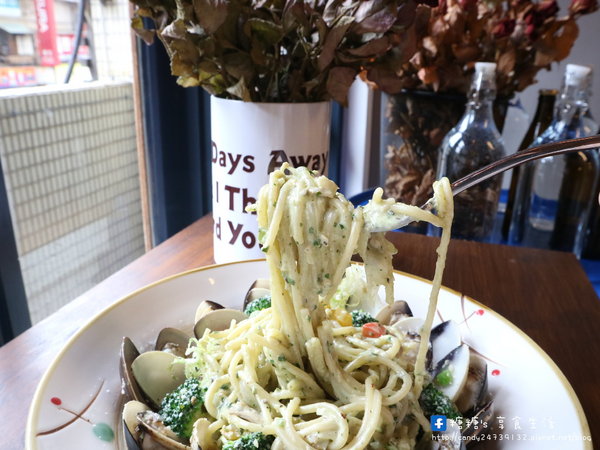 猴子披薩 Monkey Pizza (向上店):〖台中│美食〗猴子披薩 Monkey Pizza-向上店 ❤ 大里人氣美食"猴子披薩"在向上路也吃的到囉!!裝潢簡單粗曠,走工業風格,餐點創新,驚呼你的味蕾~