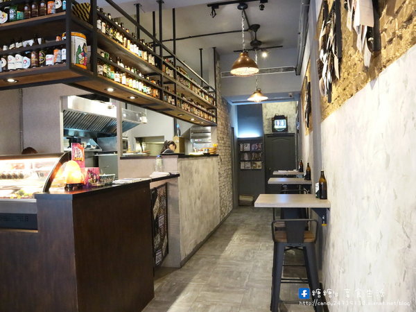 猴子披薩 Monkey Pizza (向上店):〖台中│美食〗猴子披薩 Monkey Pizza-向上店 ❤ 大里人氣美食"猴子披薩"在向上路也吃的到囉!!裝潢簡單粗曠,走工業風格,餐點創新,驚呼你的味蕾~